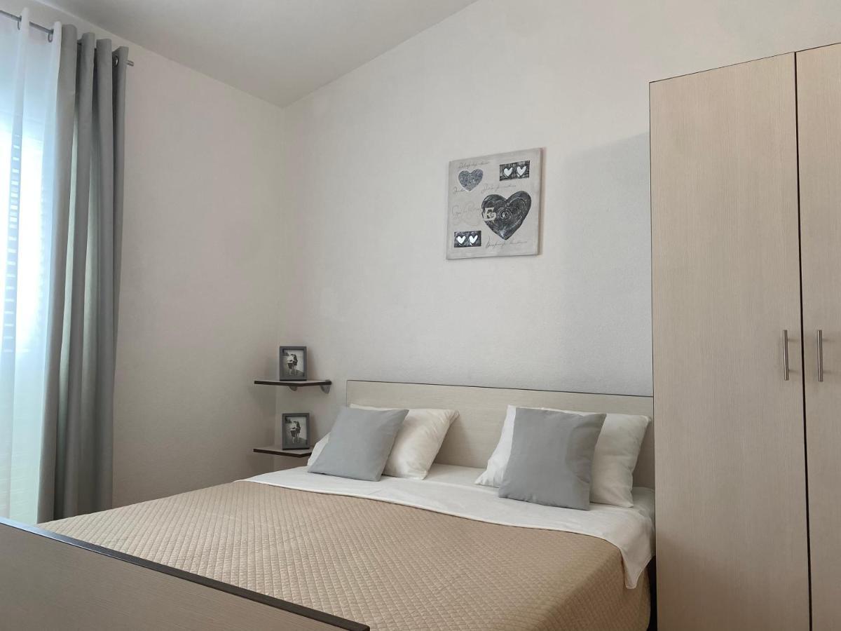 Apartments Lolo Privlaka  Luaran gambar